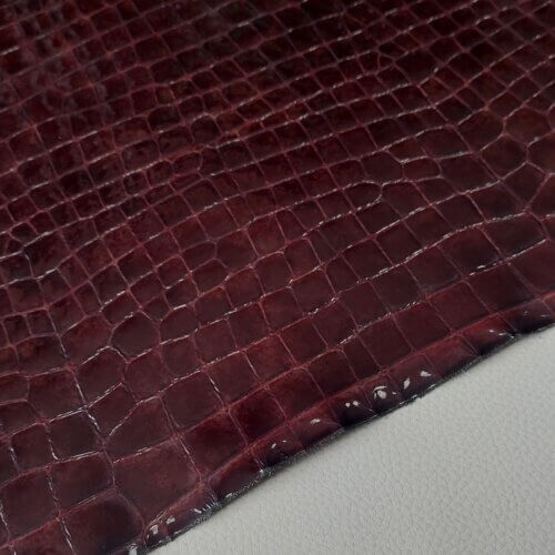 Galanterinė/Avalyninė oda - Tamsiai bordo, kroko raštas, lakuota 1,3mm - Image 3
